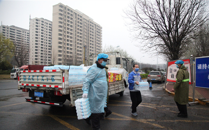 2月25日，山東金格瑞機(jī)械有限公司派代表來(lái)到齊魯師范學(xué)院捐贈(zèng)防疫物資，保障校園防疫物品備足備齊，助力學(xué)校的疫情防控工作。