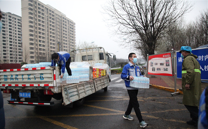2月25日，山東金格瑞機(jī)械有限公司派代表來(lái)到齊魯師范學(xué)院捐贈(zèng)防疫物資，保障校園防疫物品備足備齊，助力學(xué)校的疫情防控工作。
