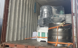 2套160kw鋸末顆粒機發(fā)往東南亞，生產(chǎn)線已裝車，準(zhǔn)備發(fā)貨